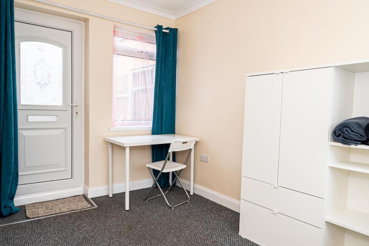 Shirley House 3, Guest House, Self Catering, Self Check In With Smart Locks, Use Of Fully Equipped Kitchen, Close To City Centre, Ideal For Longer Stays, Walking Distance To Bat, 20 Min Drive To Fawley Refinery, Excellent Transport Links Southampton Esterno foto