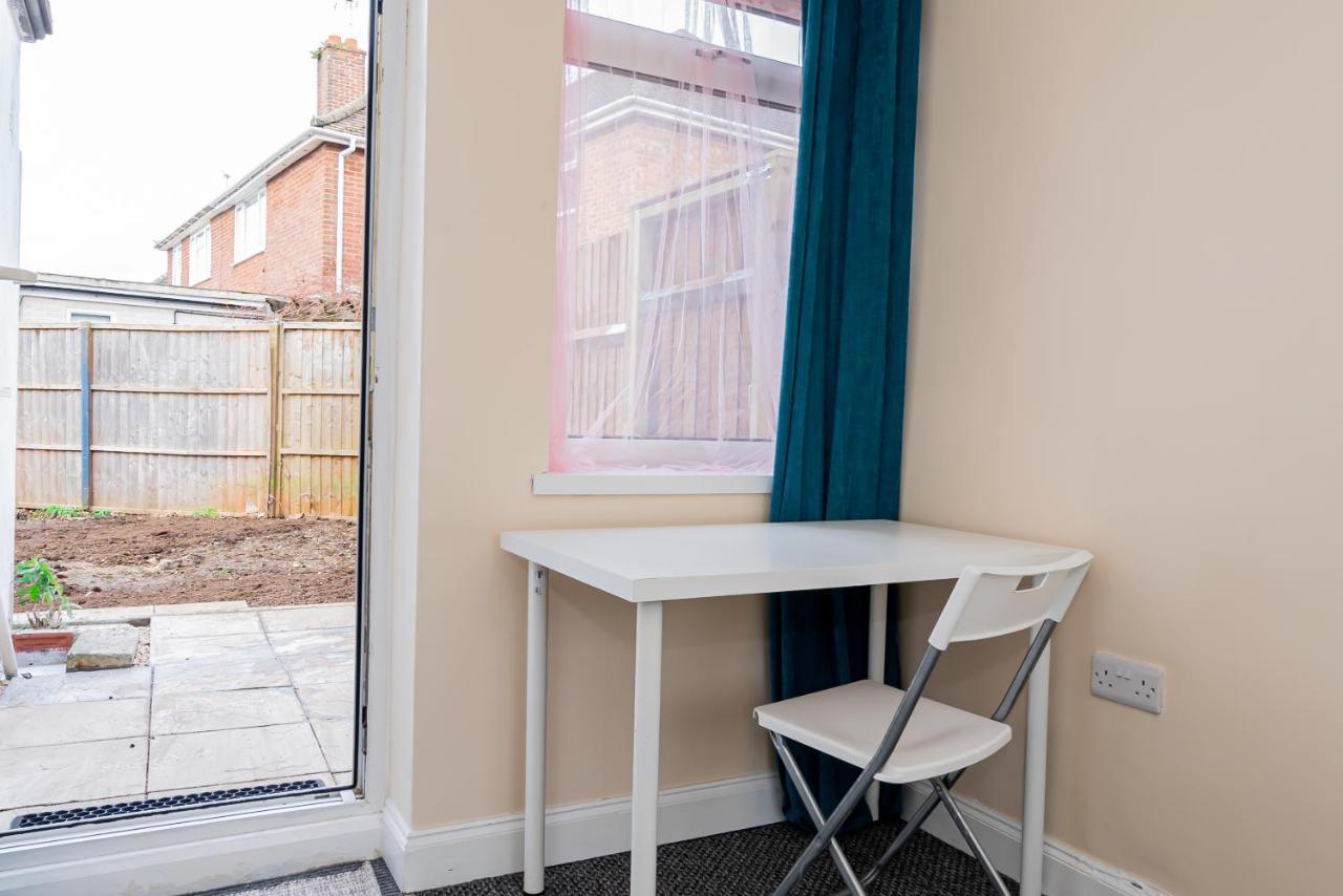 Shirley House 3, Guest House, Self Catering, Self Check In With Smart Locks, Use Of Fully Equipped Kitchen, Close To City Centre, Ideal For Longer Stays, Walking Distance To Bat, 20 Min Drive To Fawley Refinery, Excellent Transport Links Southampton Esterno foto